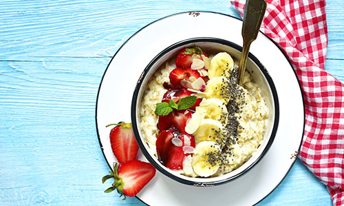 Porridge with banana, flaxseed and strawberries