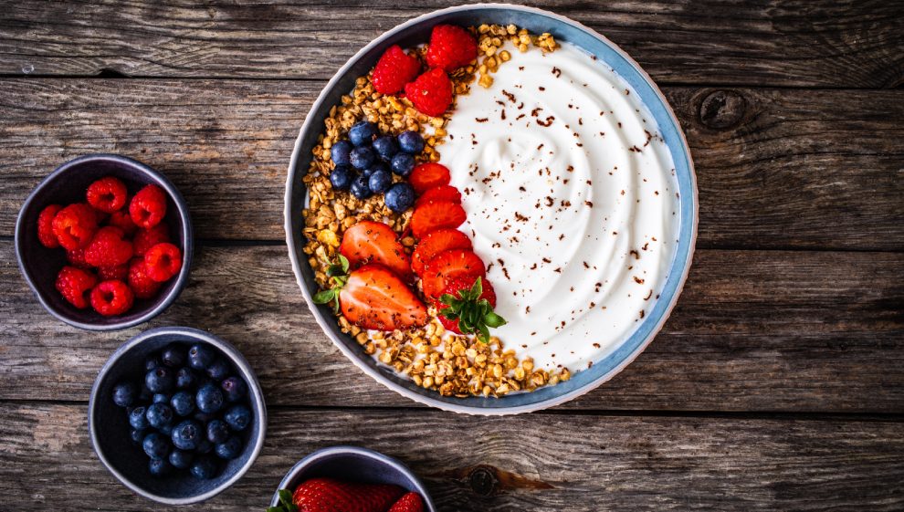 Granola, yoghurt and fruit